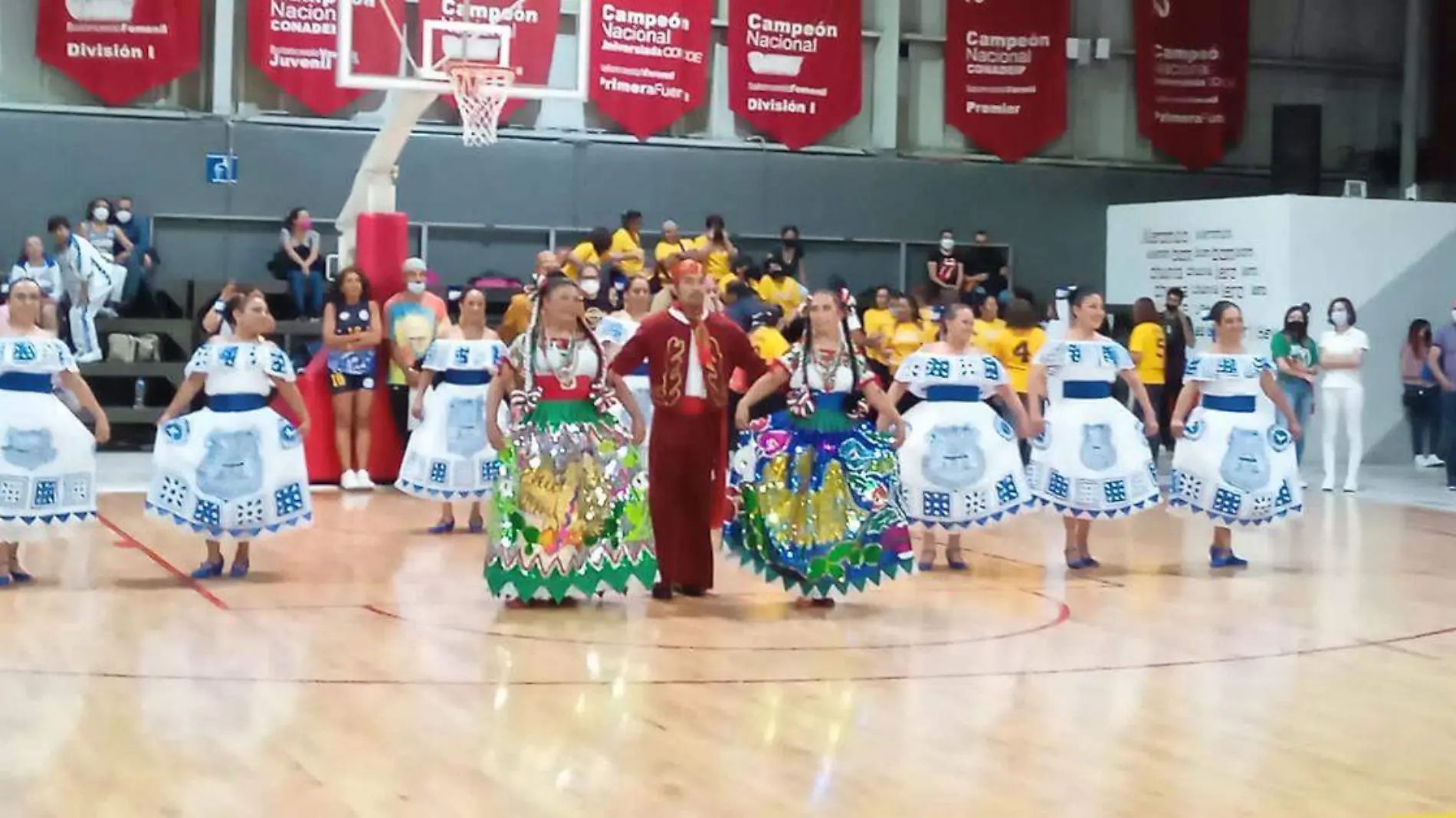 Chicas del maxibasquet poblano, en la parte artística con la melodía 'Qué Chula es Puebla'